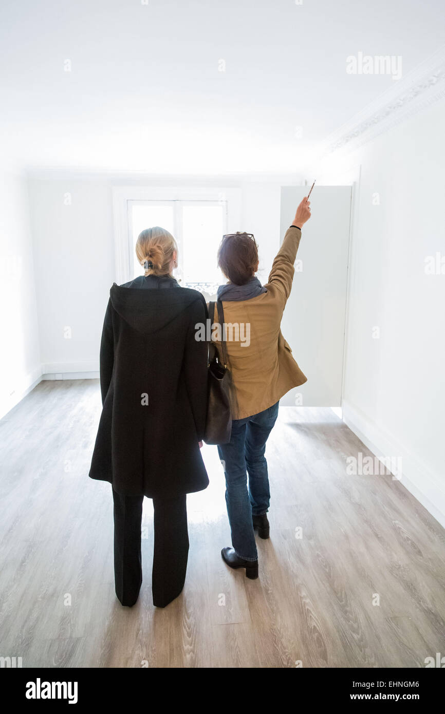 Frau mit einem Immobilienmakler. Stockfoto
