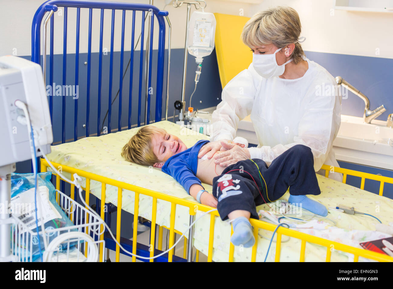 Kind durch eine Pmeumopathie im Krankenhaus in der pädiatrischen Abteilung des Krankenhauses von Angoulême, Frankreich, hier, Atemphysiotherapie Session. Stockfoto