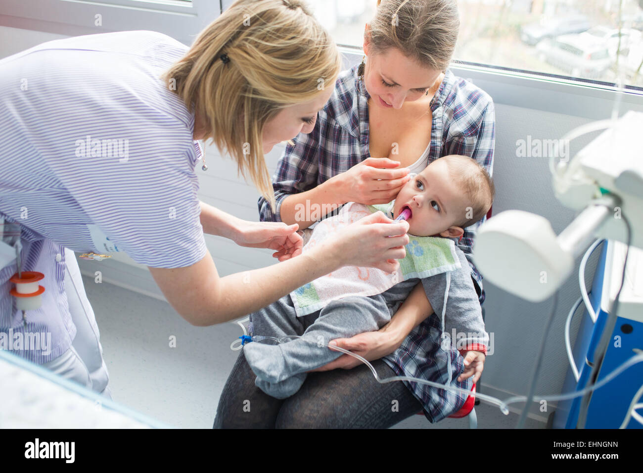 Baby betroffen durch eine Infektion der Harnwege (Pyelonephritis) im Krankenhaus in der pädiatrischen Abteilung des Krankenhauses in Angoulême, Frankreich. Stockfoto