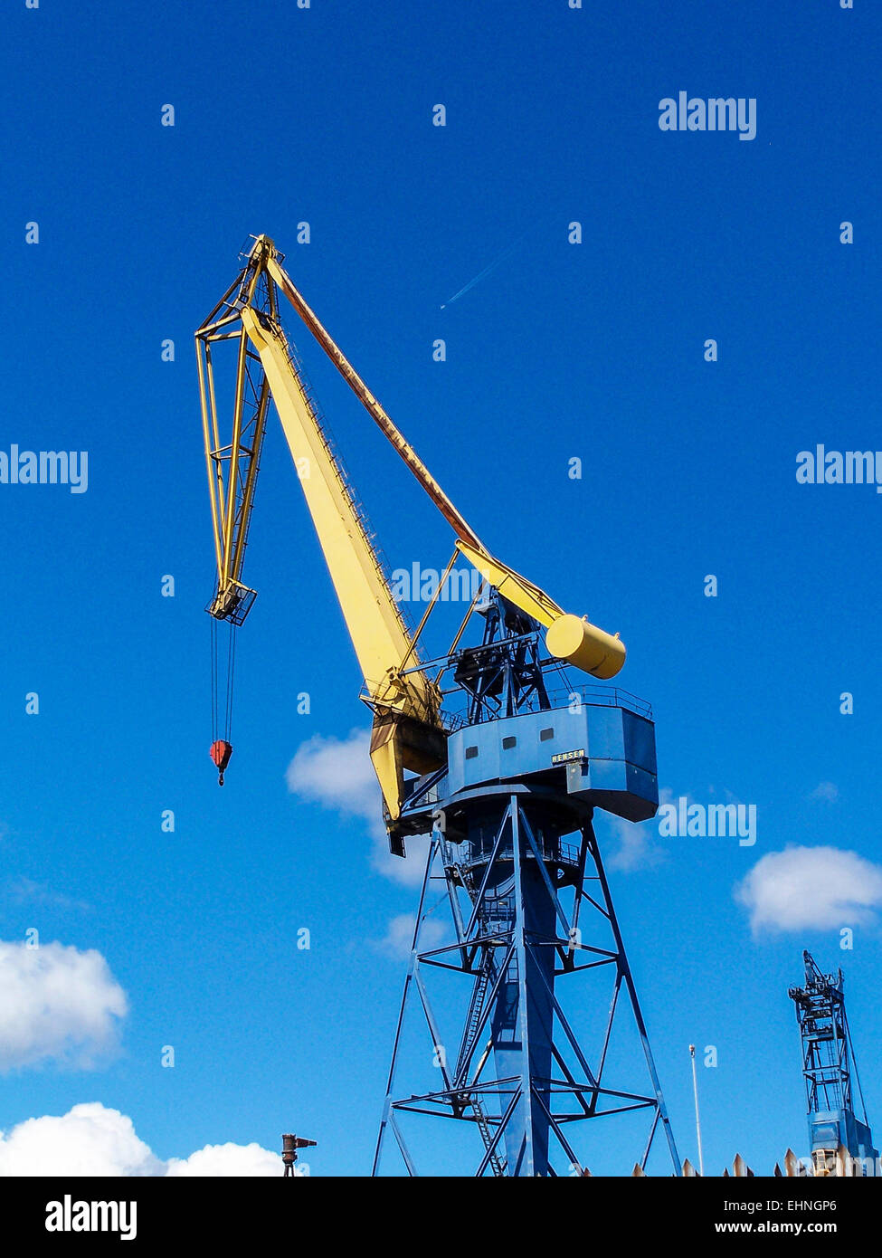 Kran am einen Frachthafen Stockfoto