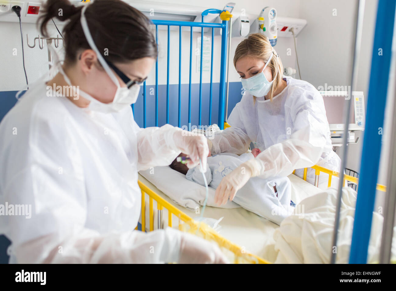 Krankenschwester und Student Krankenschwester (weißer Anzug), pädiatrische Abteilung des Krankenhauses in Angoulême, Frankreich. Stockfoto