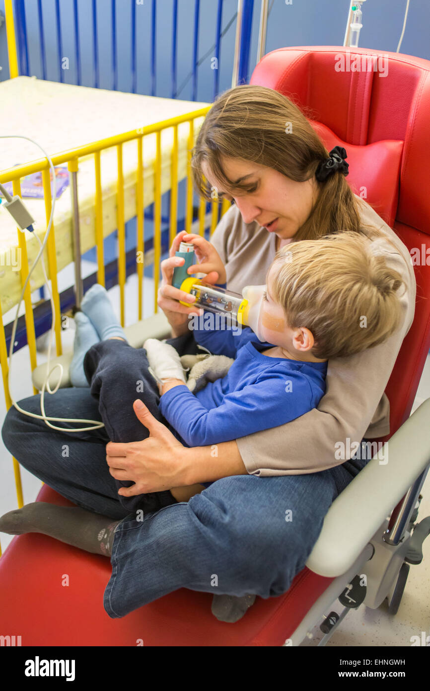 Kind von einer Pmeumopathie betroffen im Krankenhaus in der pädiatrischen Abteilung des Krankenhauses in Angoulême, Frankreich. Stockfoto