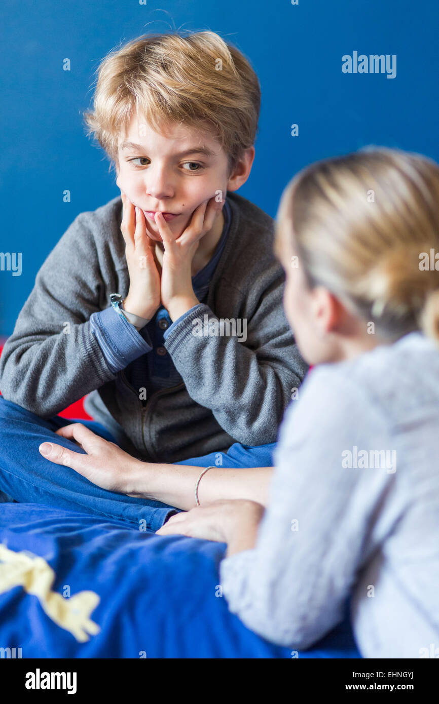 8 Jahre alter Junge mit seiner Mutter. Stockfoto