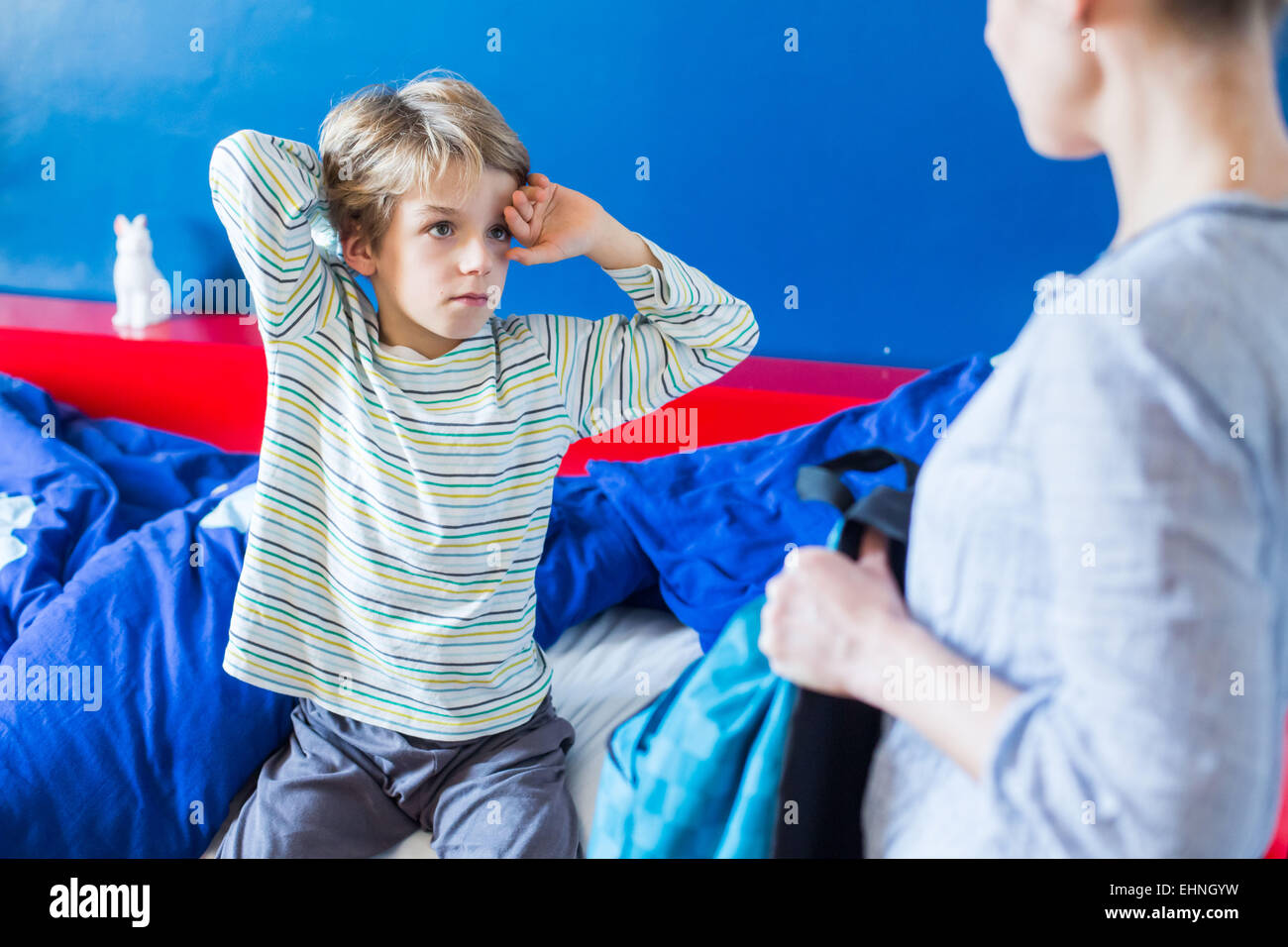 8 Jahre alter Junge müde. Stockfoto