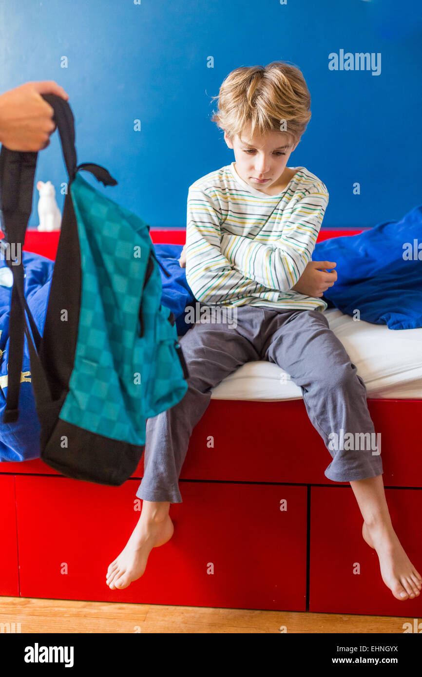 8 Jahre alter Junge Weigerung, zur Schule zu gehen. Stockfoto