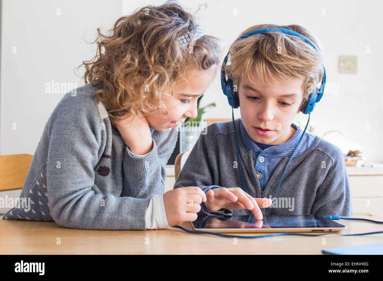 5 Jahre altes Mädchen und 8 Jahre alten Jungen mit Tablet-Computer. Stockfoto