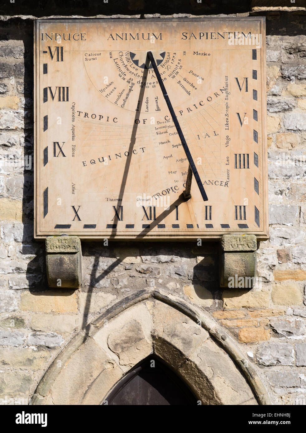 Raffinierte Sonnenuhr über einen Eingang zum St. Lawrence Kirche in Eyam in Derbyshire Peak District Stockfoto