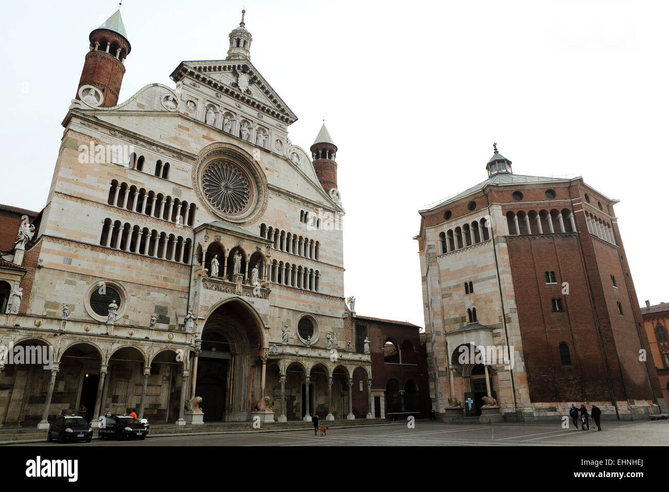 Die Fassade der Kathedrale von Cremona und achteckige Baptisterium in Cremona, Italien. Stockfoto