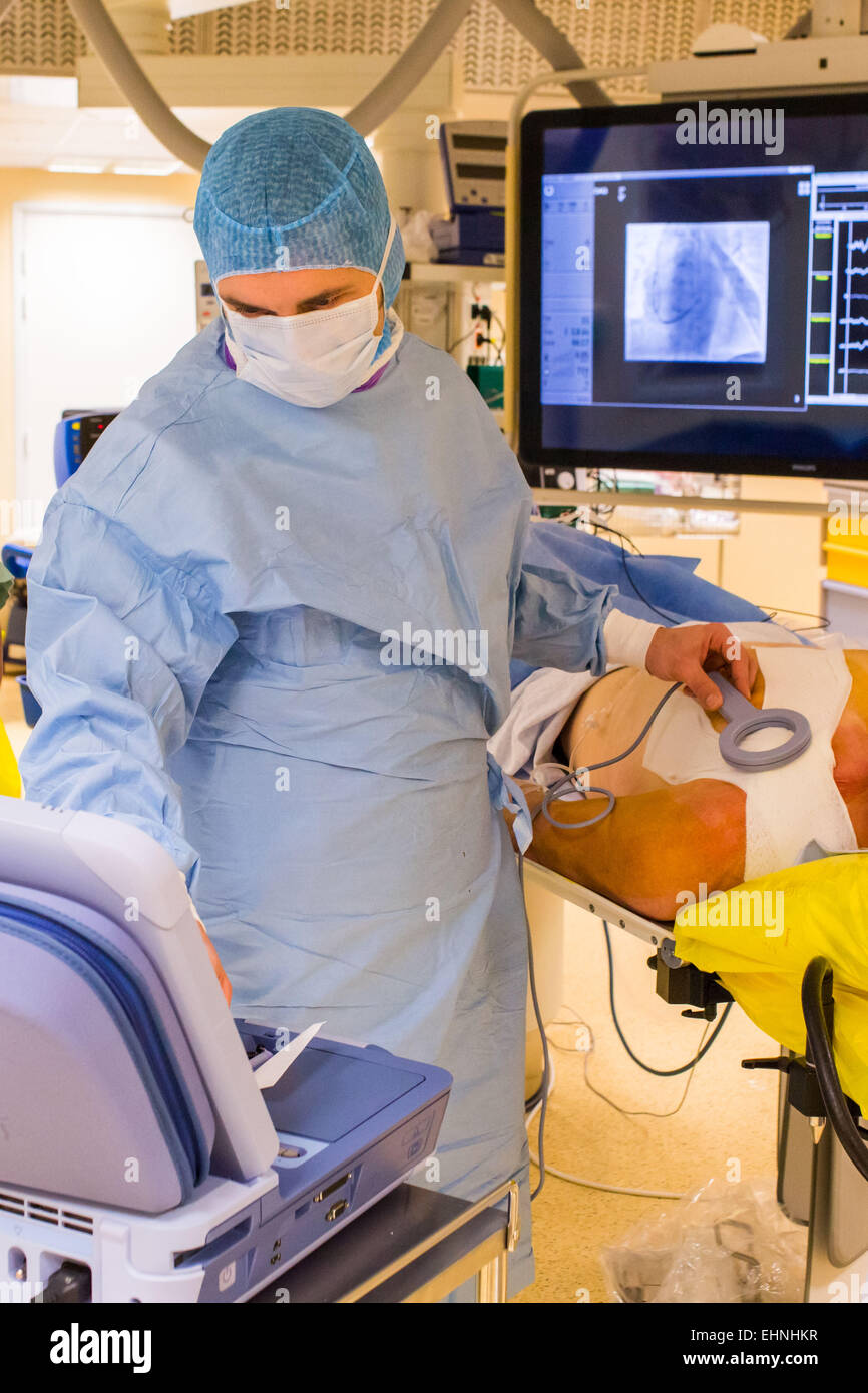 Installation von automatischen implantierbaren Defibrillator, hier Steuern Tests nach der Operation, Hopital Limoges, Frankreich. Stockfoto