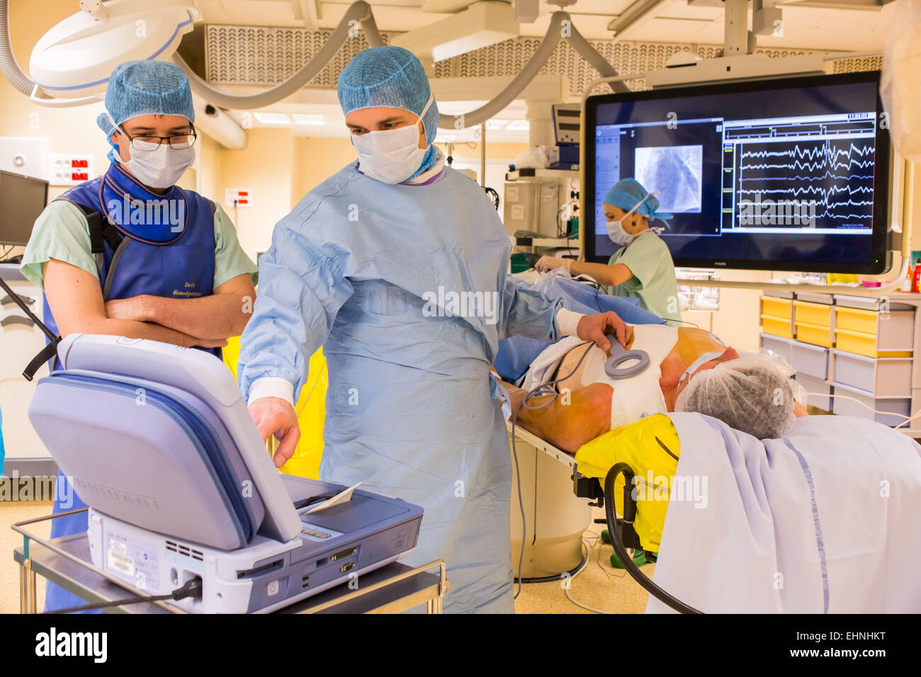 Installation von automatischen implantierbaren Defibrillator, hier Steuern Tests nach der Operation, Hopital Limoges, Frankreich. Stockfoto