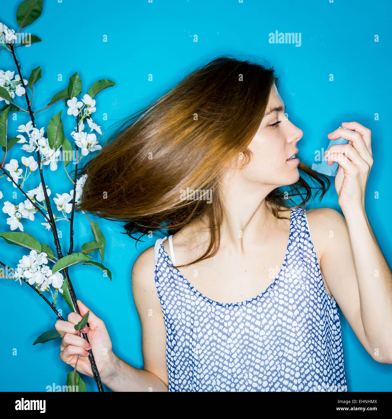 Frau mit einem Aerosol-Inhalator, der Bronchodilatator zur Behandlung von Asthma, den Inhalator enthält weitet Lunge Atemwege um die Atmung zu verbessern. Stockfoto