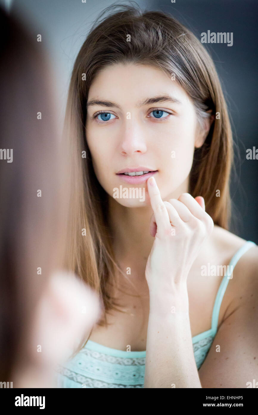 Frau mit Finger auf die Lippen. Stockfoto