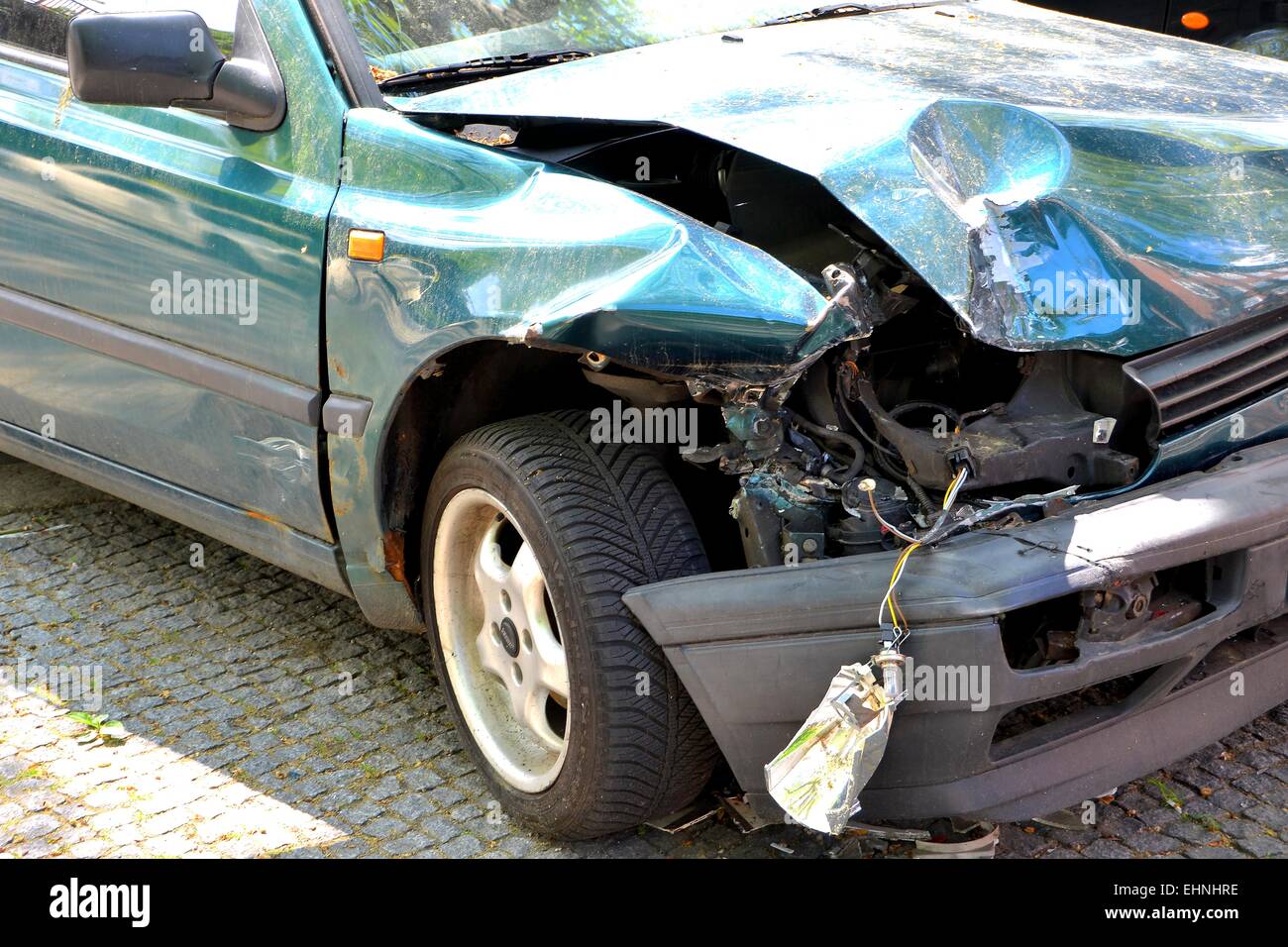 kaputtes Auto nach einem Unfall Stockfoto