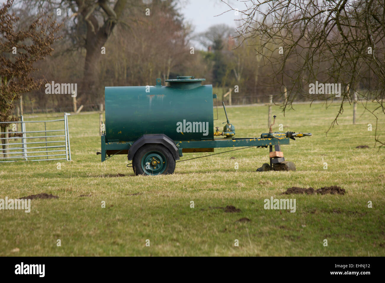 Wasser-Bowser in einem Feld auf einem Bauernhof. Vieh / Tier Wasser Behälter / liefern. Stockfoto