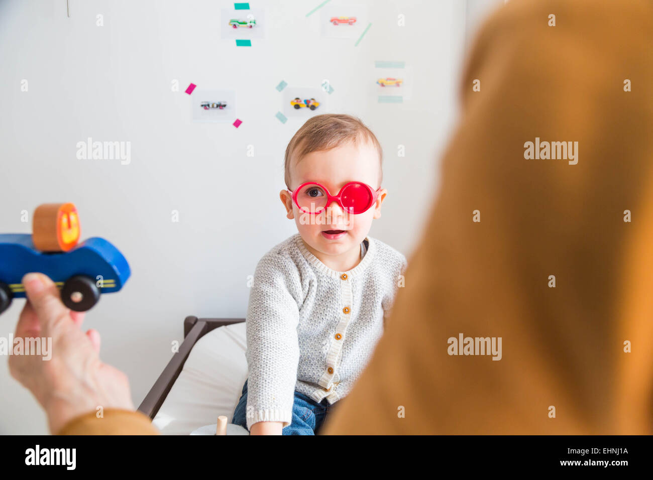 Ophthalmologische Examinination eines 18 Monate alten Baby-jungen. Stockfoto