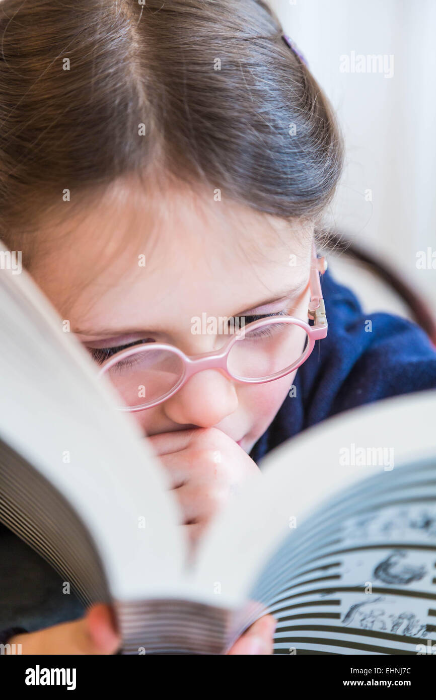 5 Jahre altes Mädchen lesen. Stockfoto