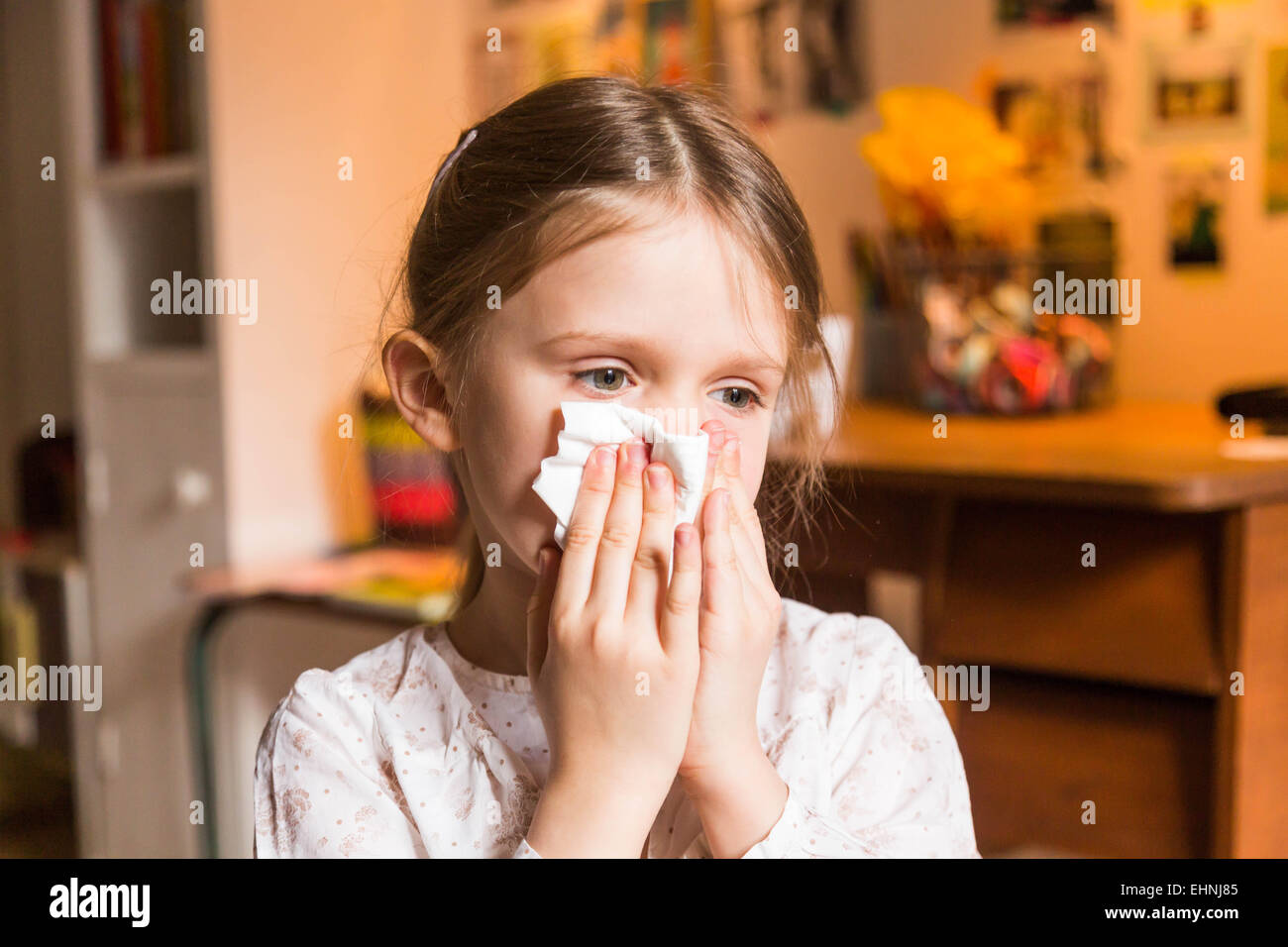 5 Jahre altes Mädchen Nase weht. Stockfoto