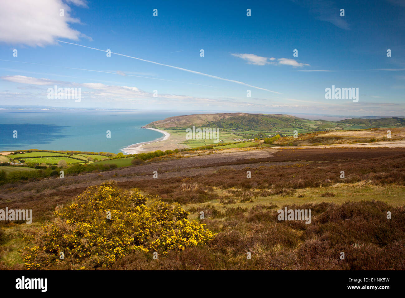 Die Bristol Channel und Selworthy Leuchtfeuer von oben Porlock auf Exmoor, Somerset, England, UK Stockfoto