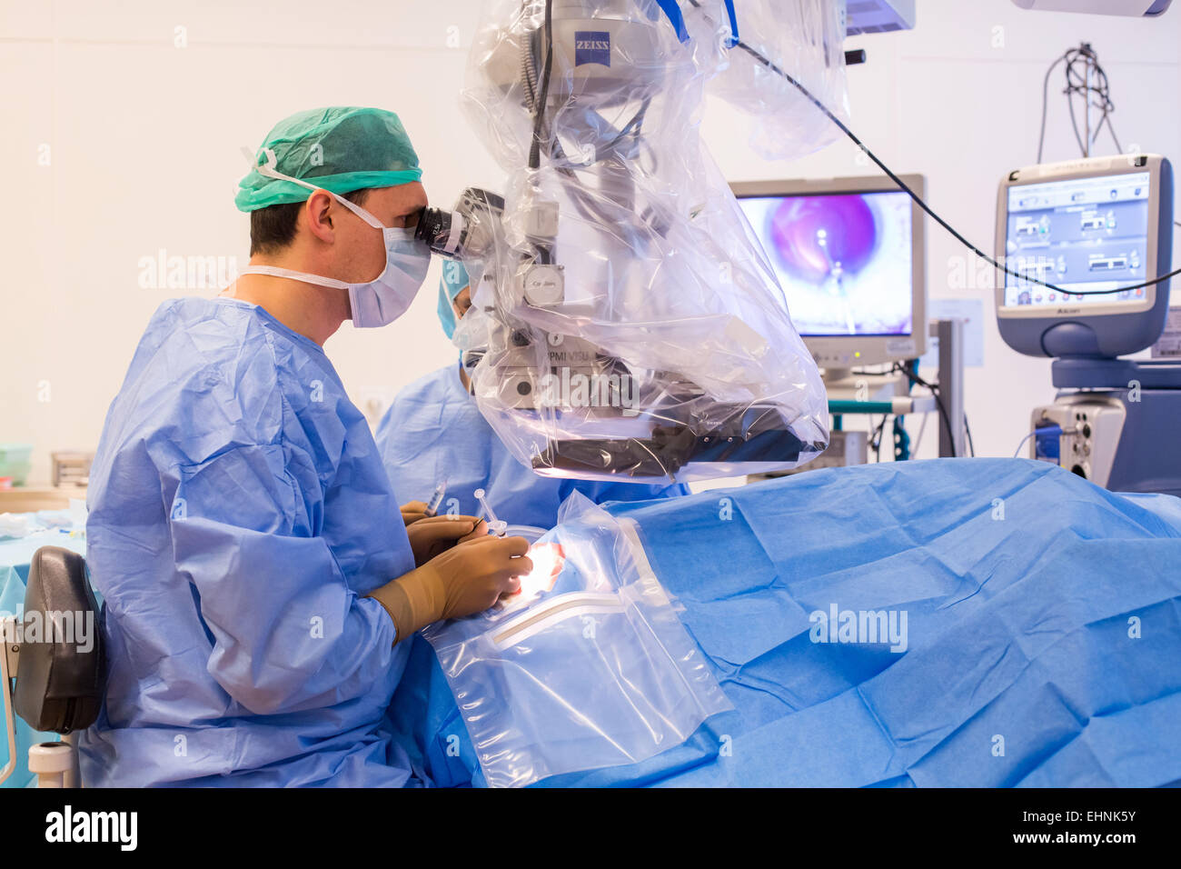 Katarakt-Operation, Installation von intraokulare Implantat, Krankenhaus in Bordeaux, Frankreich. Stockfoto