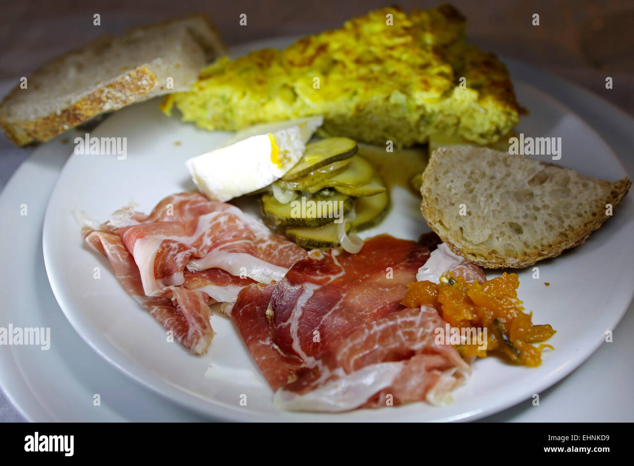 Eine Platte mit regionaler Küche, darunter auch Schinken und Käse, serviert in Cremona, Italien. Stockfoto