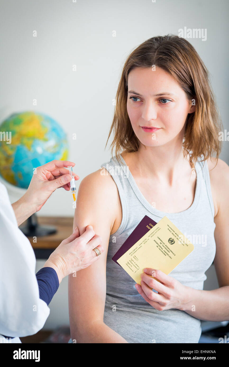 Frau, die Impfung erhalten. Stockfoto