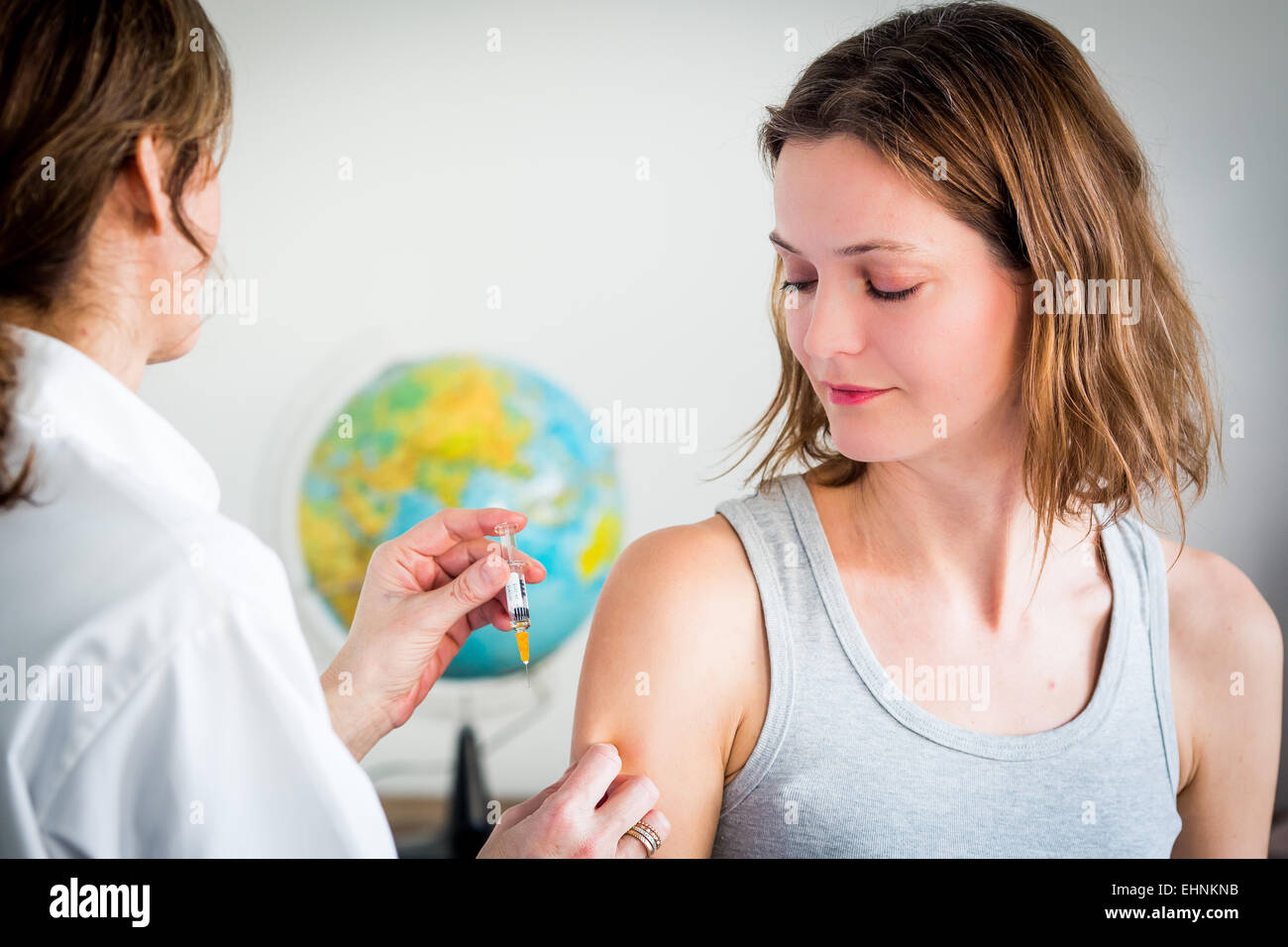 Frau, die Impfung erhalten. Stockfoto