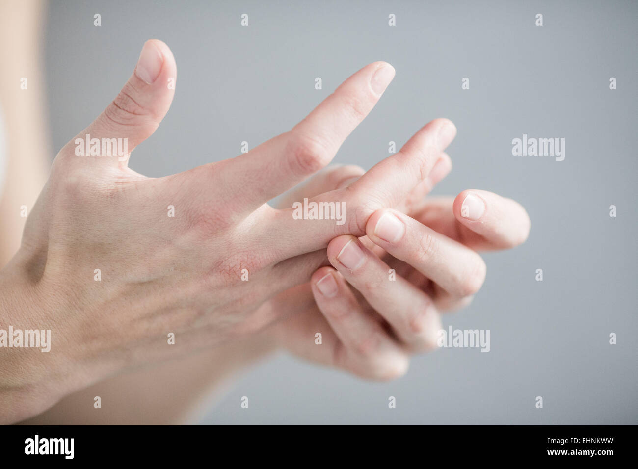 Frau leidet ein Gelenk Schmerzen in der Hand. Stockfoto