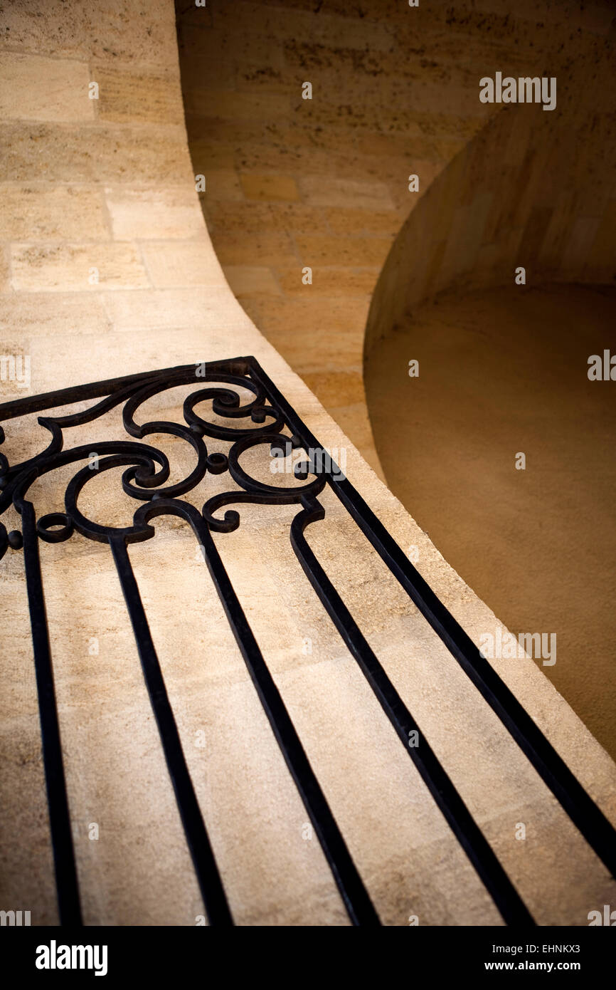 Schmiedeeisernes Tor auf einer steinernen Veranda Stockfoto