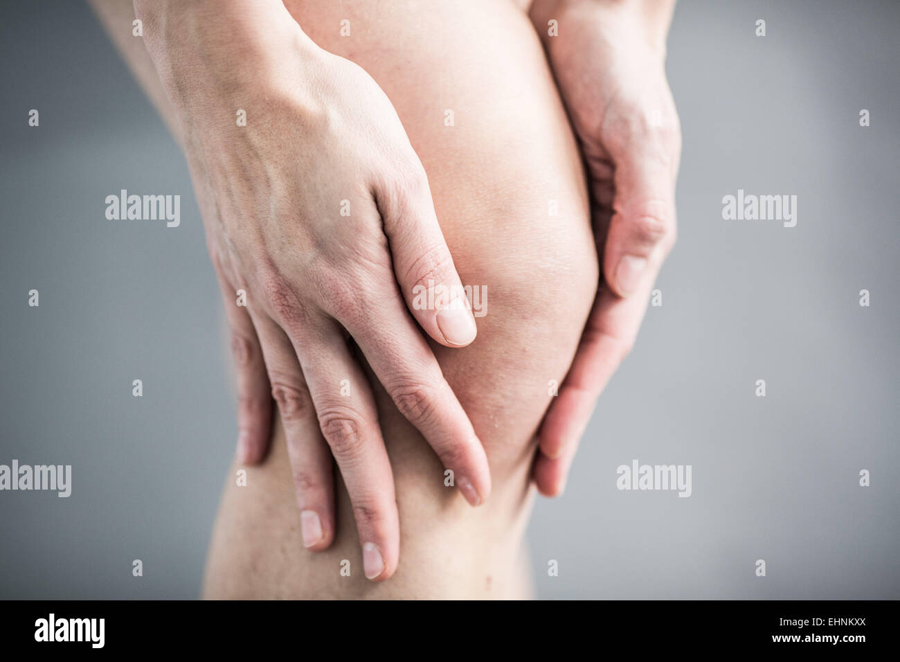 Frau Schmerzen im Knie. Stockfoto