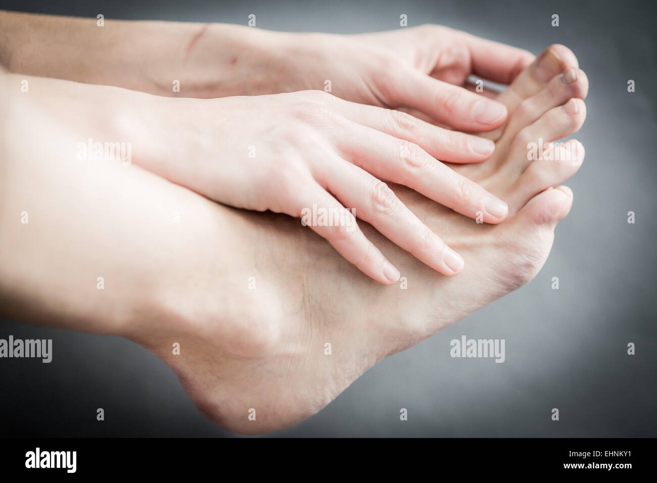 Frau leidet ein Gelenk Schmerzen im Fuß. Stockfoto