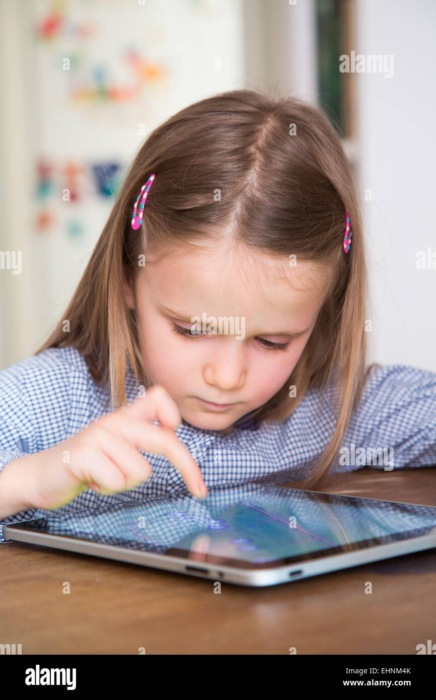 5 Jahre altes Mädchen mit Tablet-Computer. Stockfoto