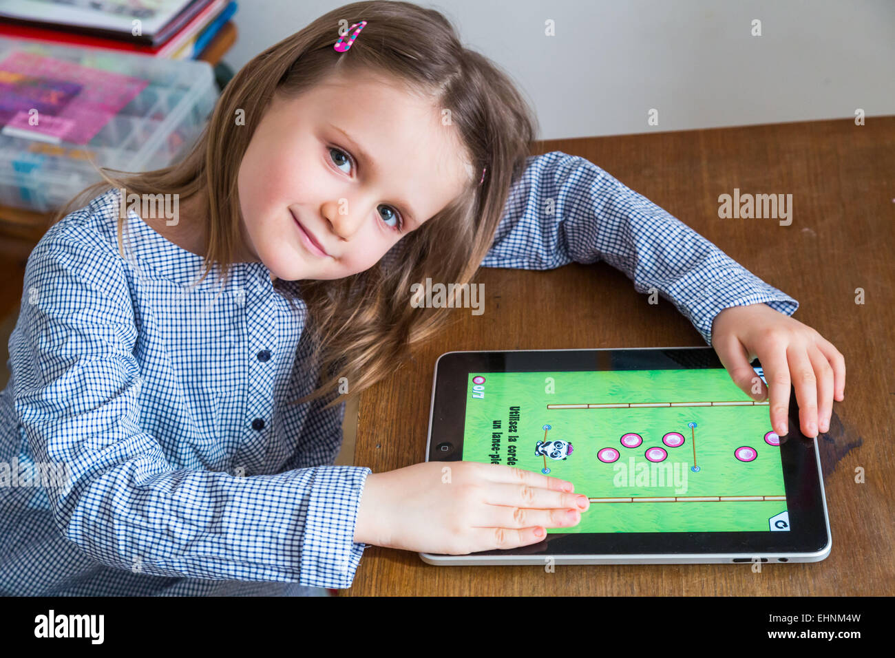 5 Jahre altes Mädchen mit Tablet-Computer. Stockfoto