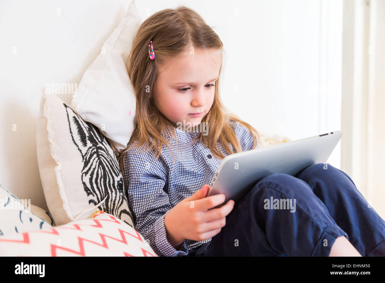 5 Jahre altes Mädchen mit Tablet-Computer. Stockfoto