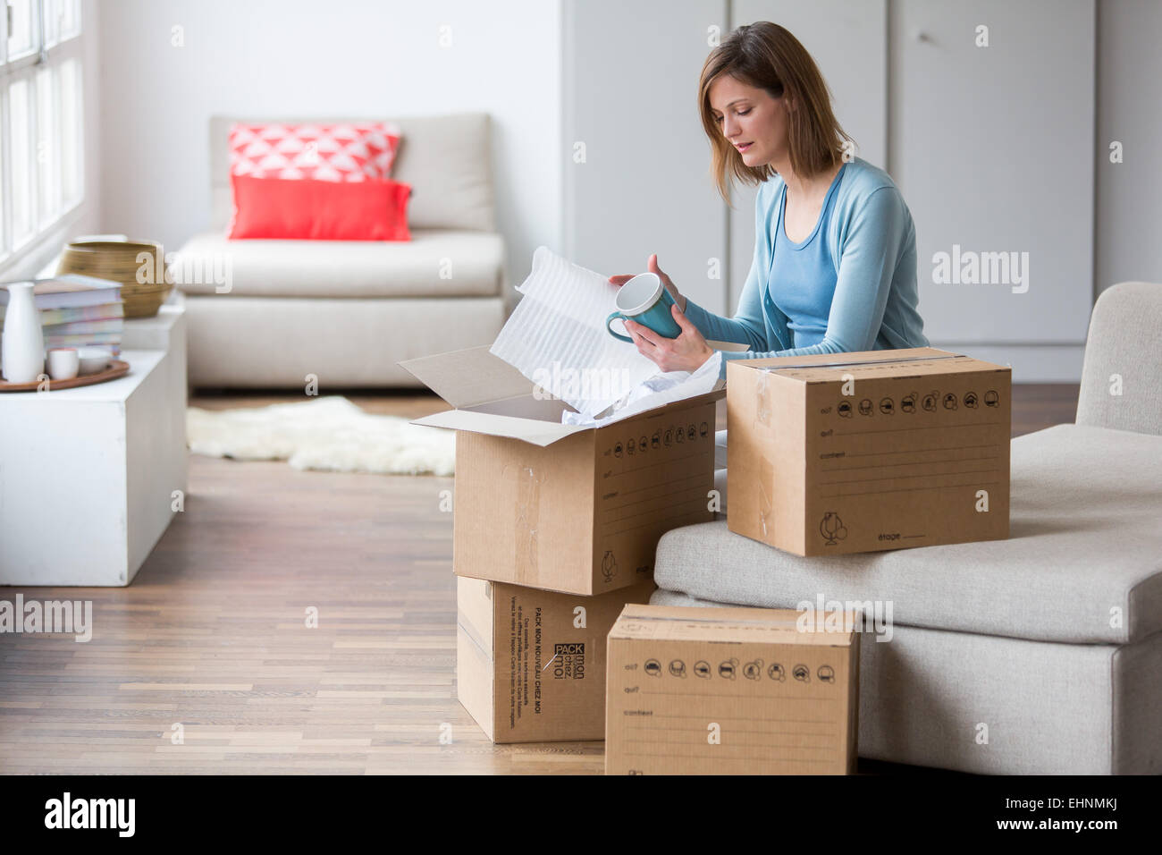 Frau, die bewegen-Boxen in ihrem neuen Zuhause. Stockfoto