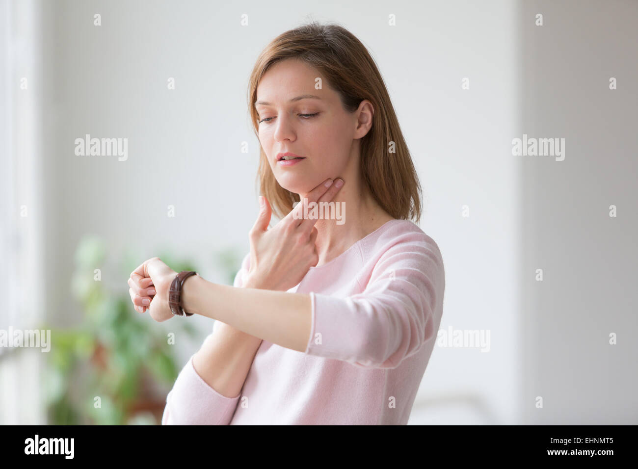 Frau Puls überprüfen. Stockfoto