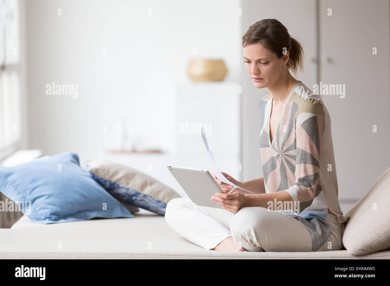 Frau mit digital-Tablette. Stockfoto
