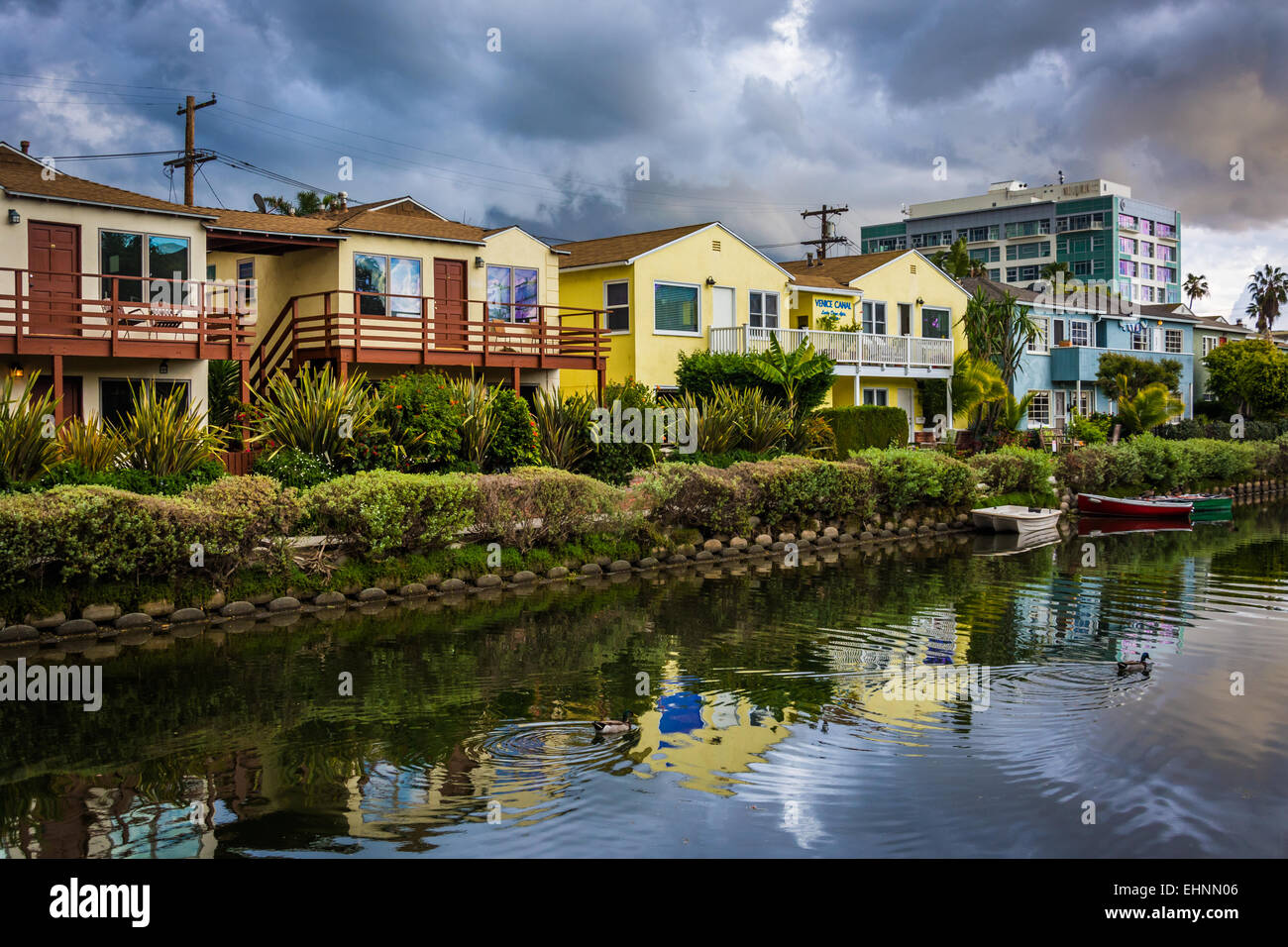 Häuser entlang eines Kanals in Venice Beach, Los Angeles, Kalifornien. Stockfoto