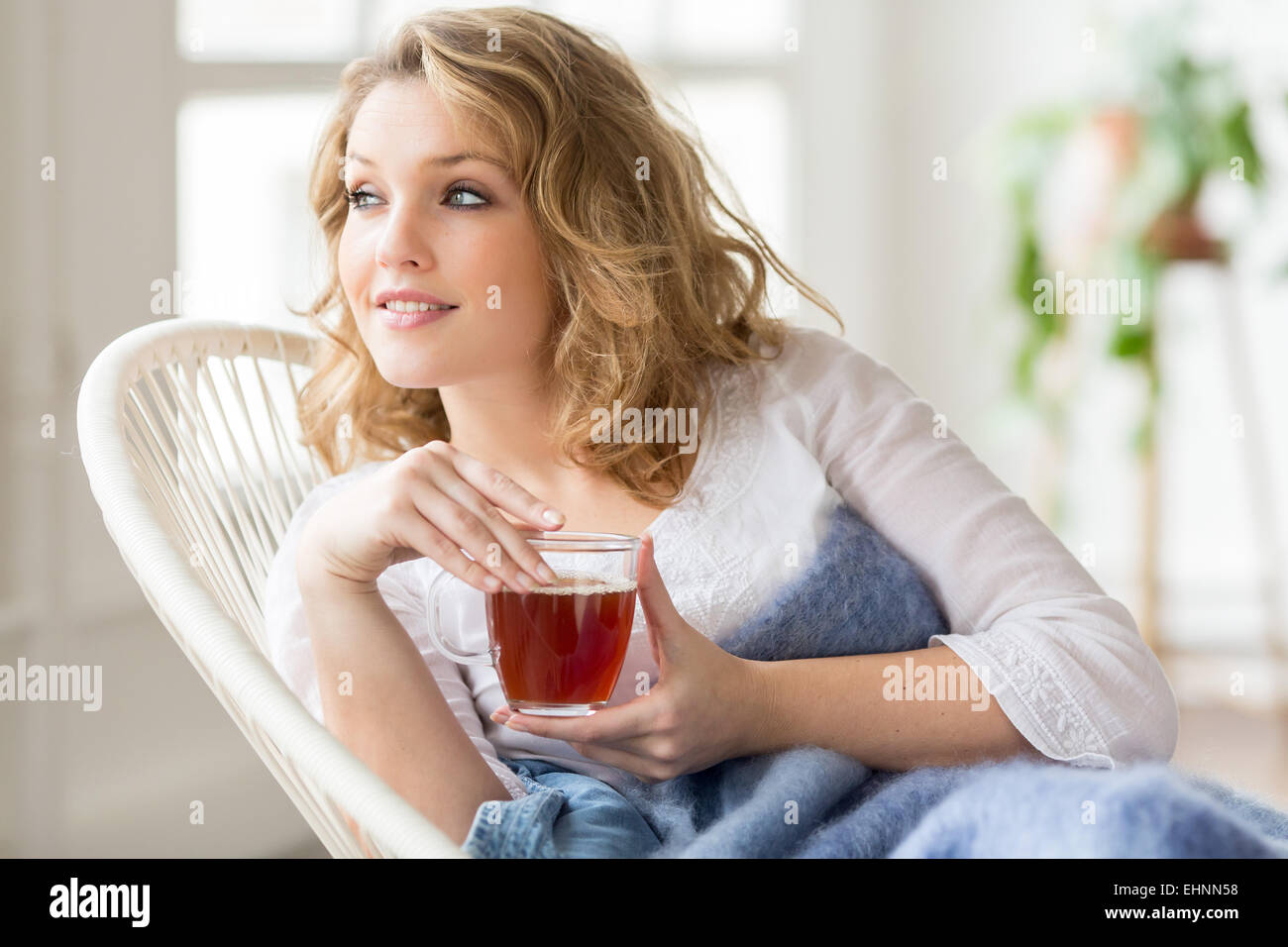 Frau trinken Heißgetränk. Stockfoto