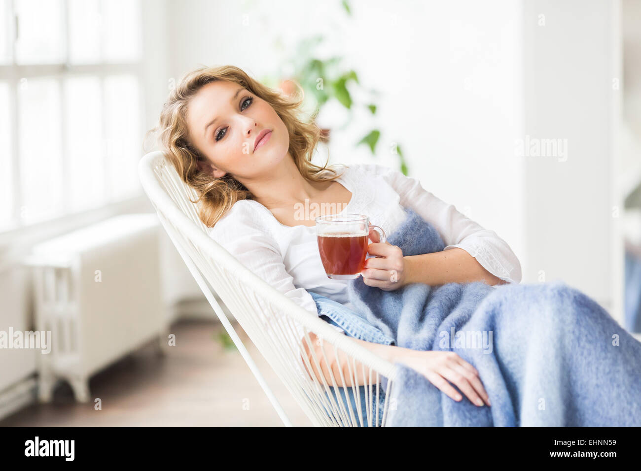 Frau trinken Heißgetränk. Stockfoto