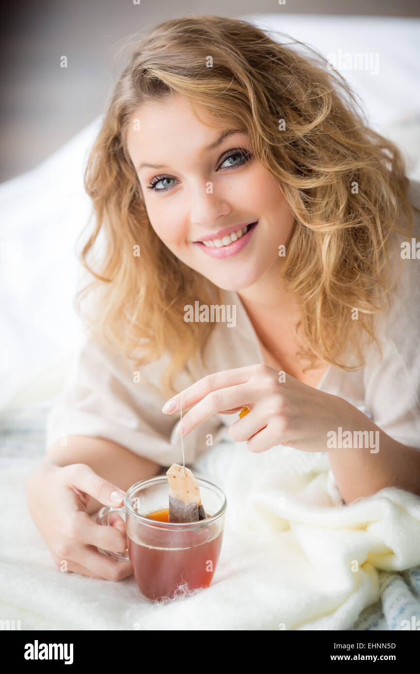 Frau trinken Heißgetränk. Stockfoto