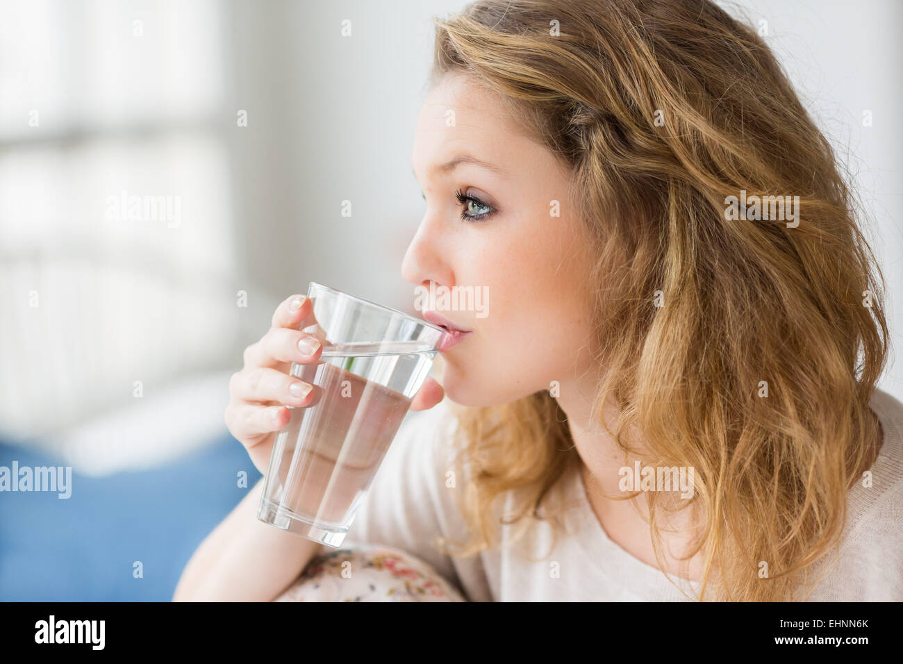 Frau Glas Wasser. Stockfoto