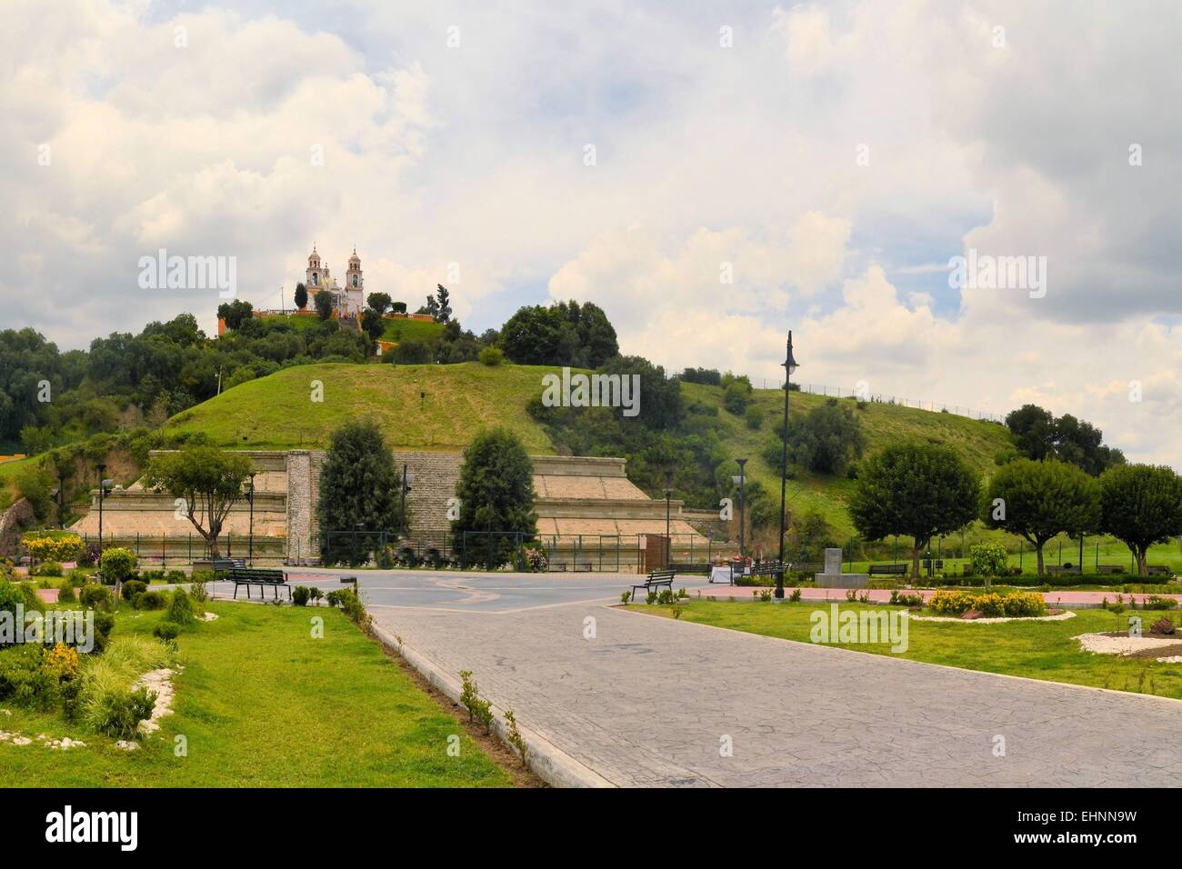 Großen Pyramide über Cholula mit Kirche Stockfoto