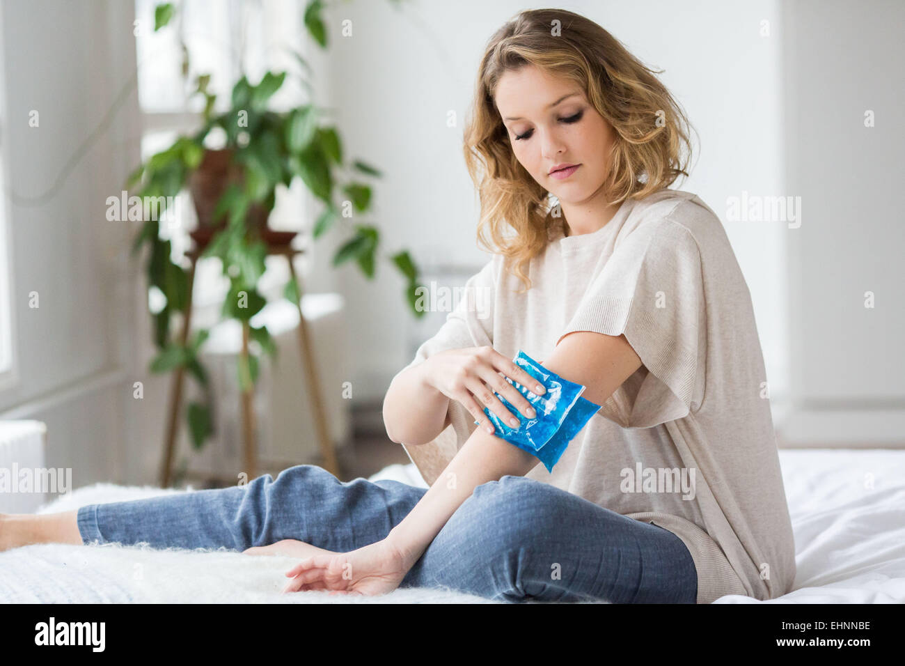 Frau mit einem kalt-warm Gel Pack Behandlung zur Linderung der Schmerzen. Stockfoto