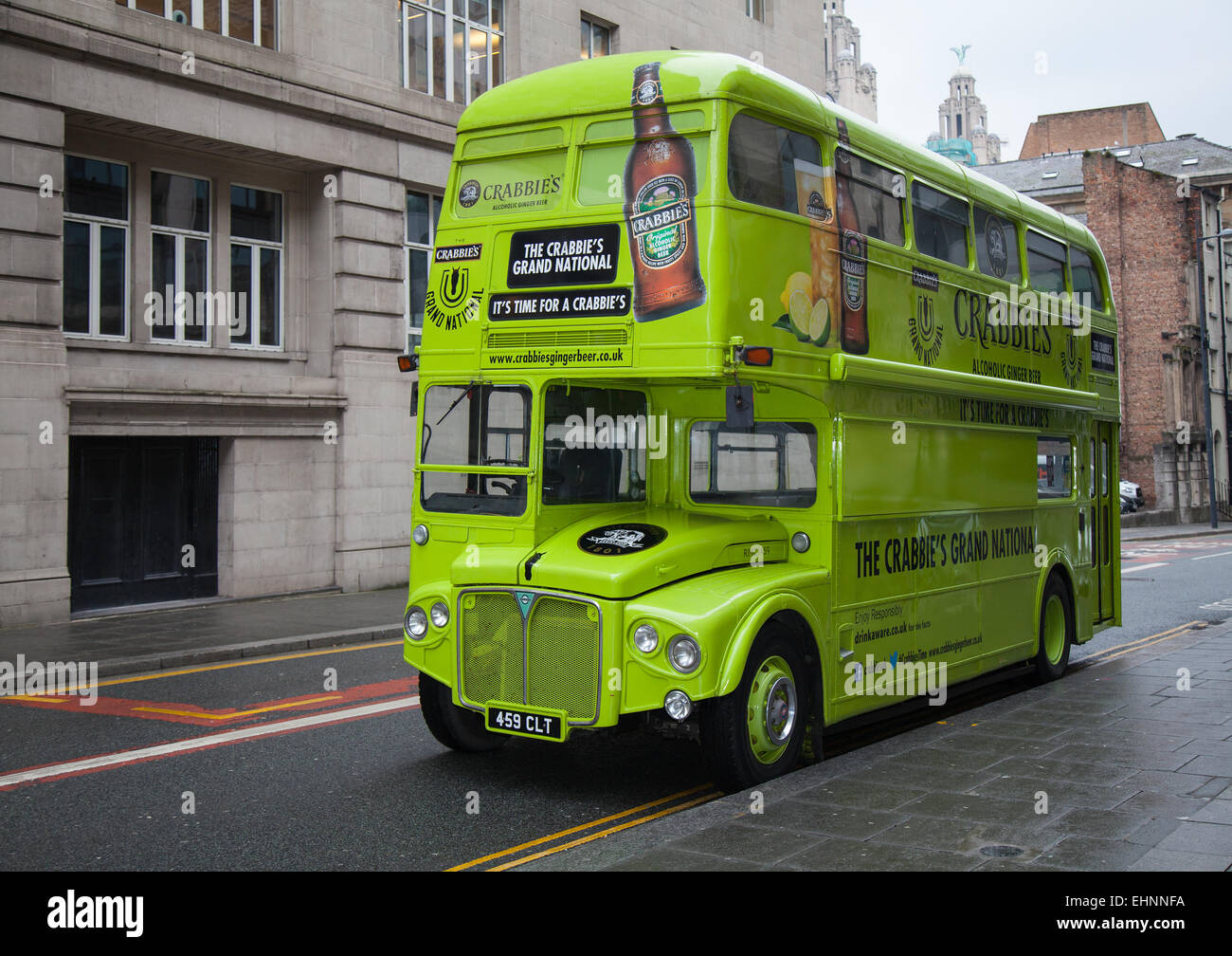 Liverpool, Merseyside, UK. 16. März, 2013. Leyland Aec RouteMaster Bus an der Grand National Event im Indigo Hotel. Mitarbeiter der Grand National Sponsor Crabbies planen, im Hotel Indigo auf der Chapel Street während des Zeitraums der April Rennen treffen zu bleiben. Stockfoto