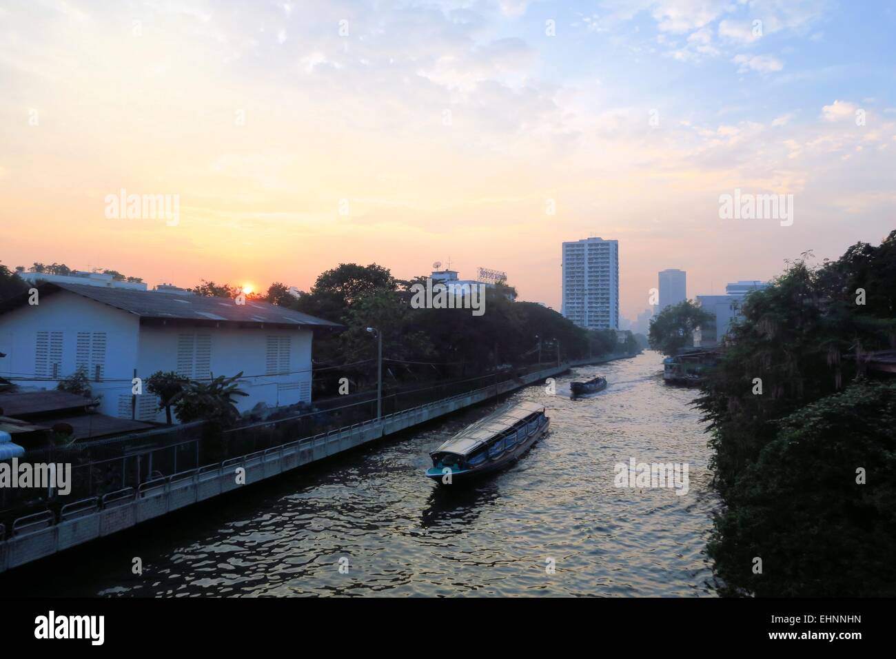 Boot-Beschleunigung auf San Saep Kanal in Bangkok, Thailand Stockfoto