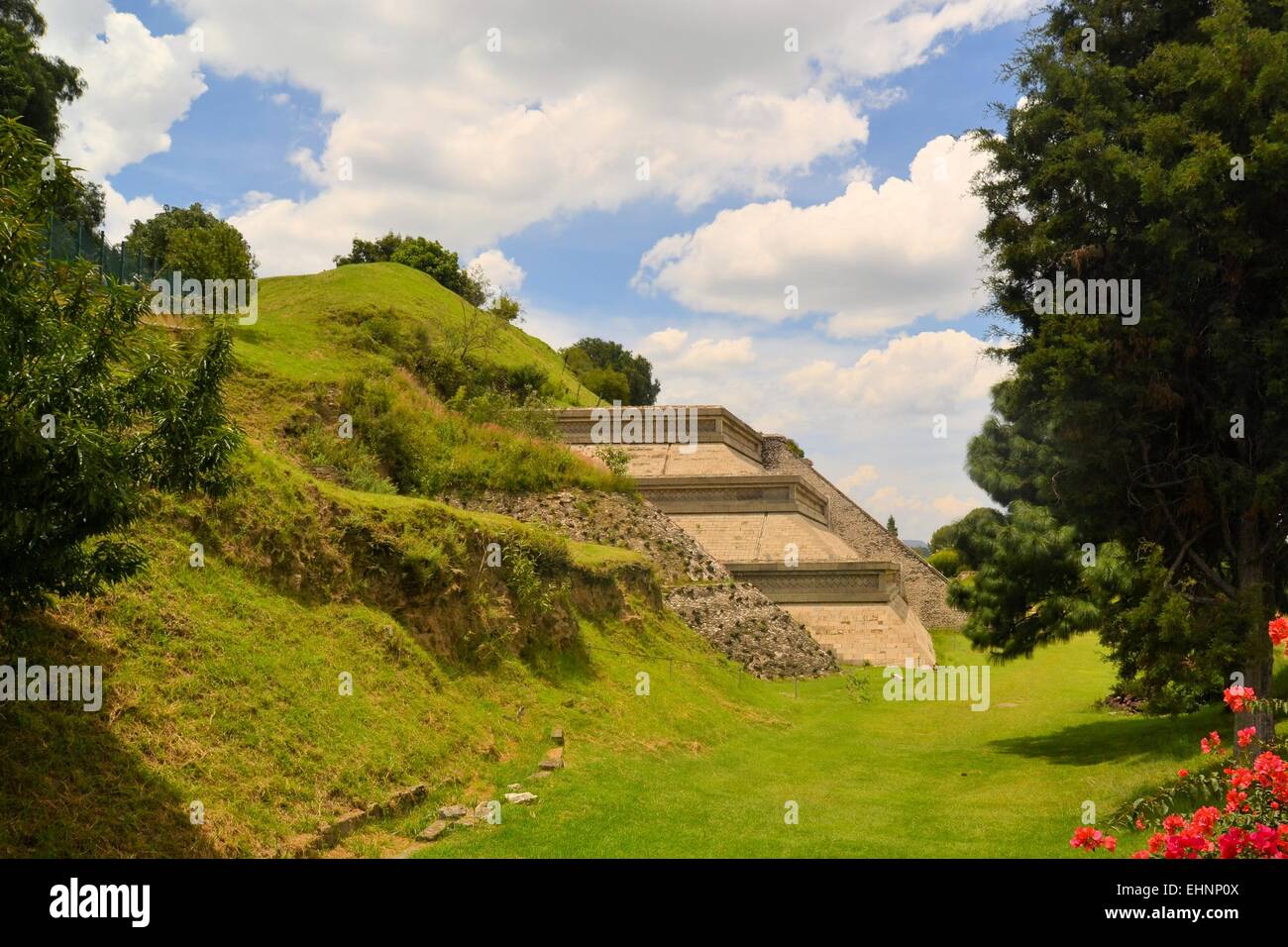 Großen Pyramide über Cholula mit Kirche Stockfoto
