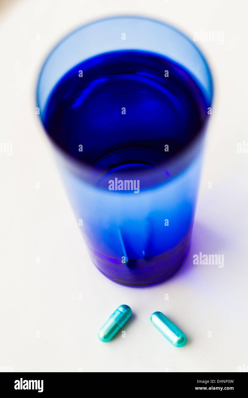 Medizin und ein Glas Wasser. Stockfoto