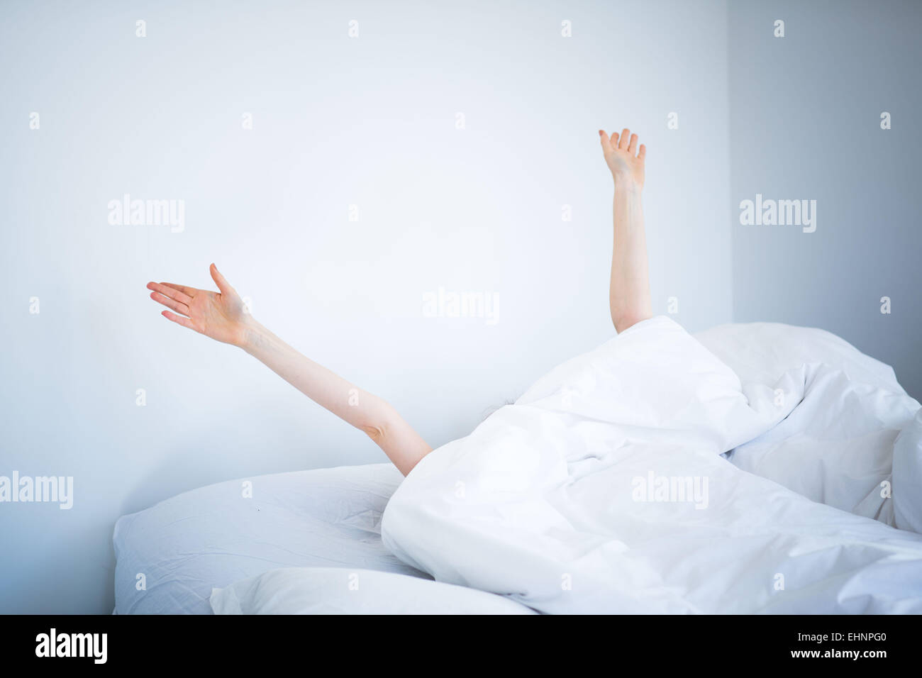Frau aufwachen und stretching im Bett. Stockfoto
