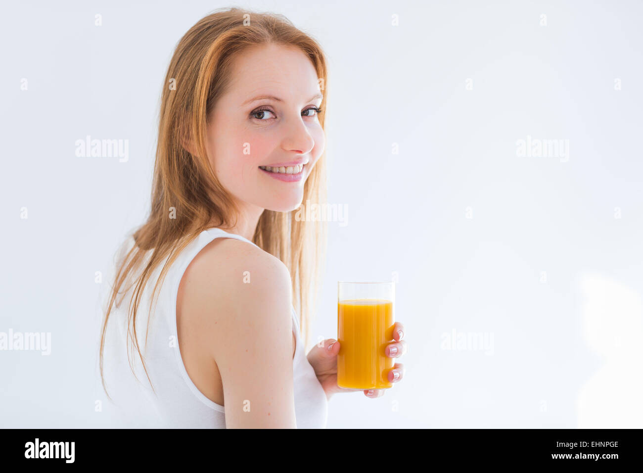 Frau trinken Fruchtsaft. Stockfoto