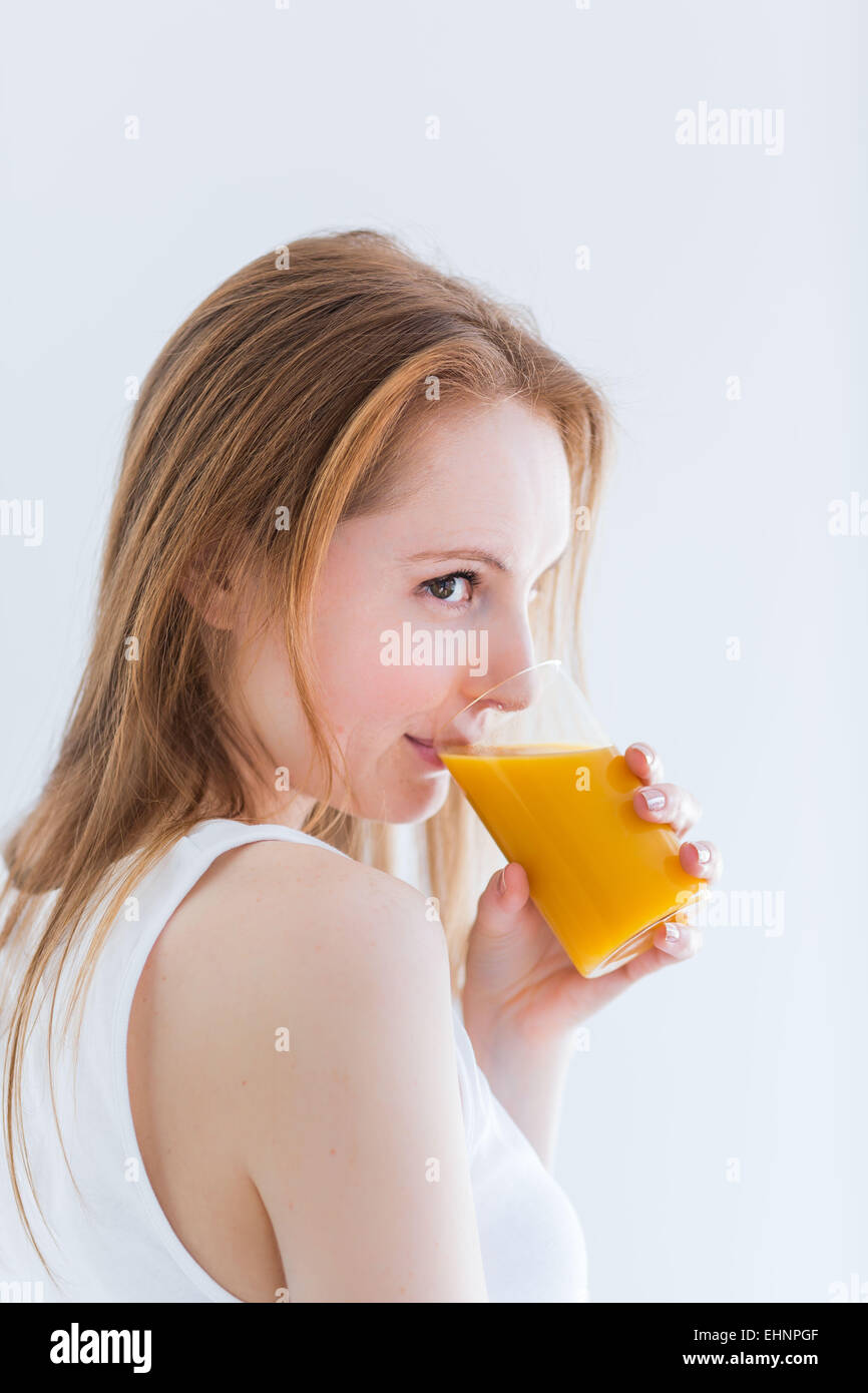 Frau trinken Fruchtsaft. Stockfoto